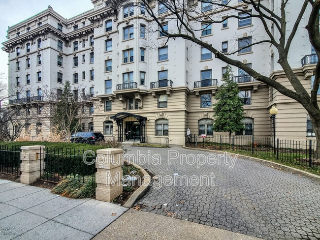 3060 16th St NW in Washington, DC - Foto de edificio - Building Photo