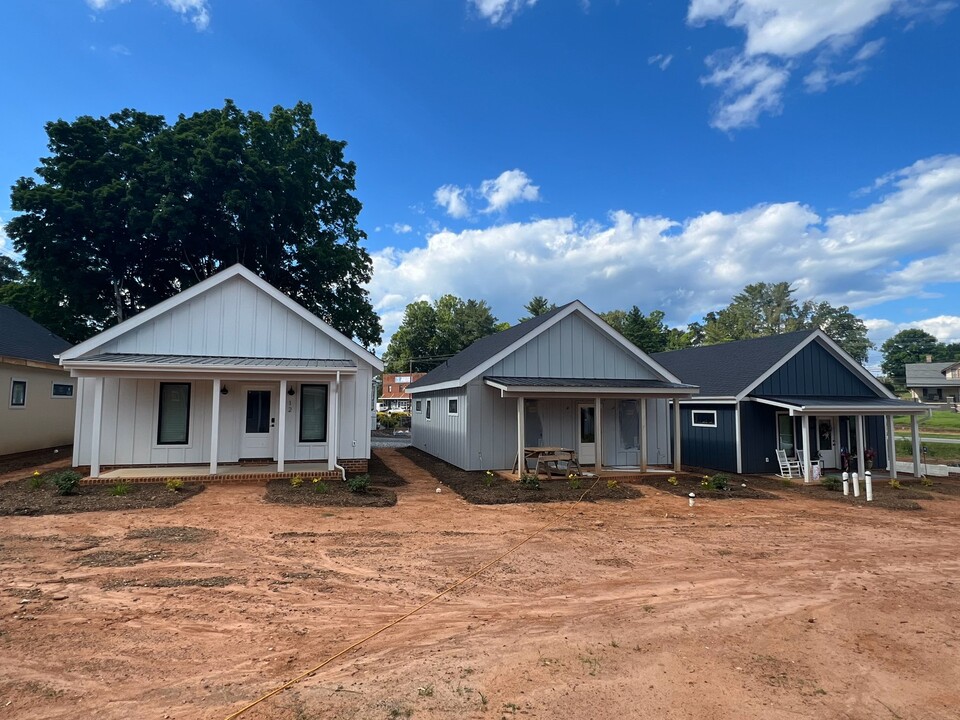 14 Cottage Ct in Granite Falls, NC - Building Photo