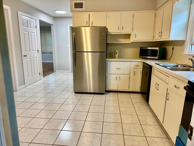 107 Loring Ave in Edison, NJ - Building Photo - Building Photo