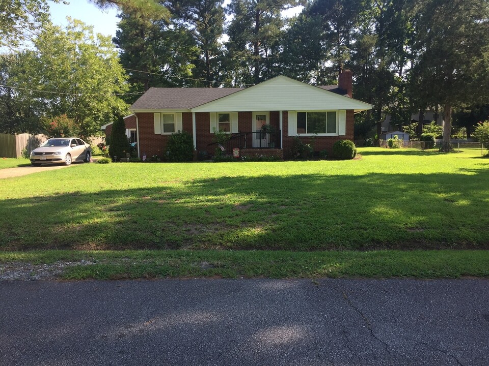 4053 Maple Dr in Chesapeake, VA - Building Photo