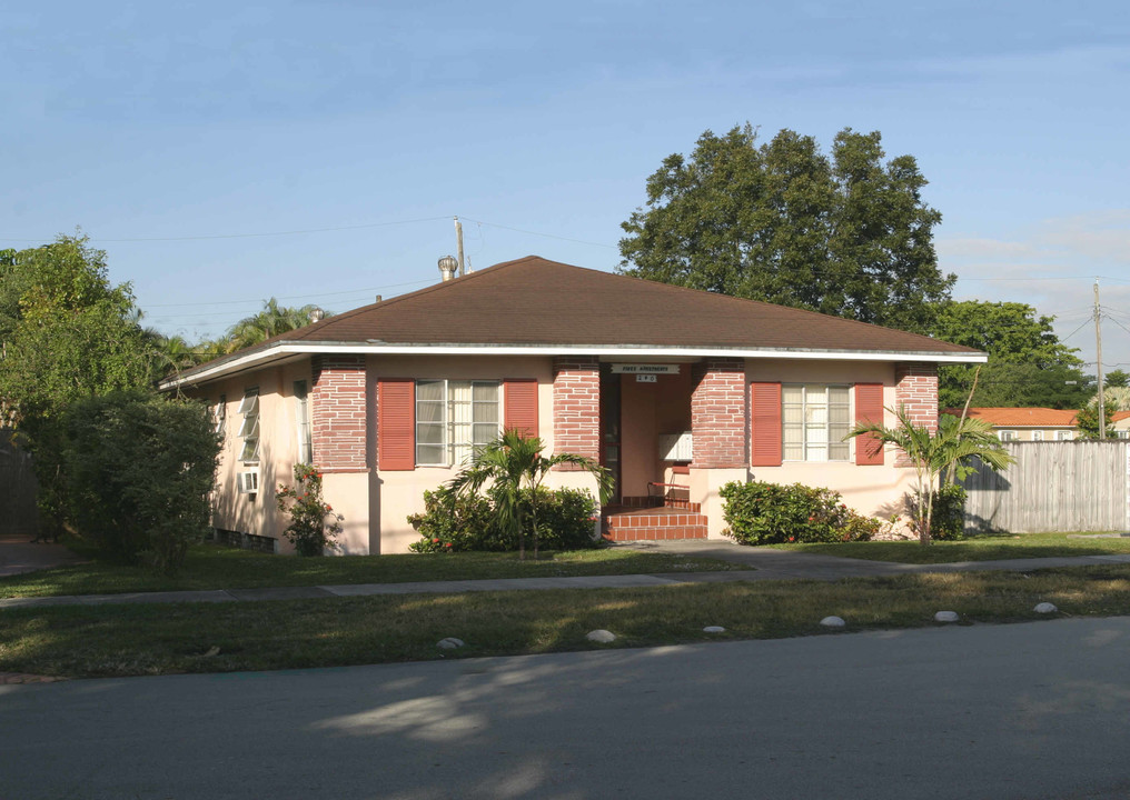 Pike's Apartments in Miami Springs, FL - Building Photo