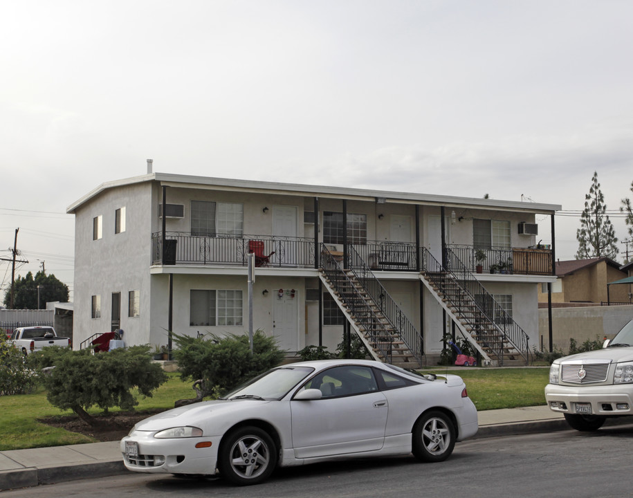 1946 2nd St in San Fernando, CA - Foto de edificio