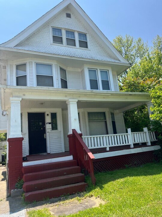 10006 Pierpont Ave in Cleveland, OH - Building Photo