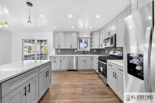 19 Harris St in Carteret, NJ - Foto de edificio - Building Photo