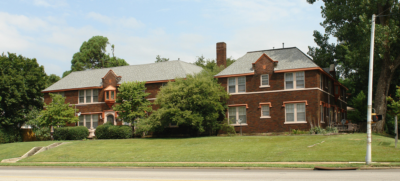 1590 Poplar Ave in Memphis, TN - Building Photo