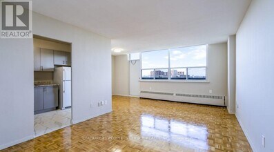 30 Gilder Dr in Toronto, ON - Building Photo - Building Photo