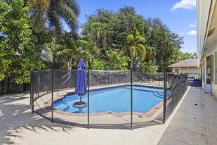 13885 Sheffield St in Wellington, FL - Building Photo