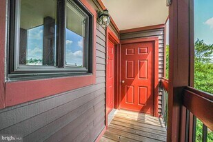 2815 Lee Oaks Ct in Falls Church, VA - Building Photo