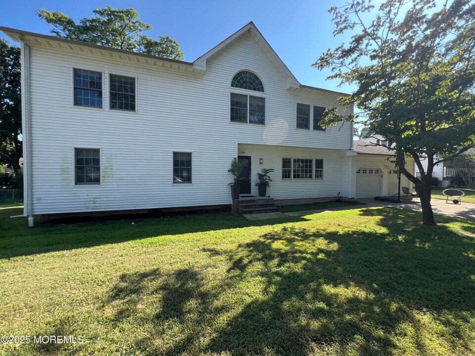 534 Apple Dr in Ocean Township, NJ - Foto de edificio