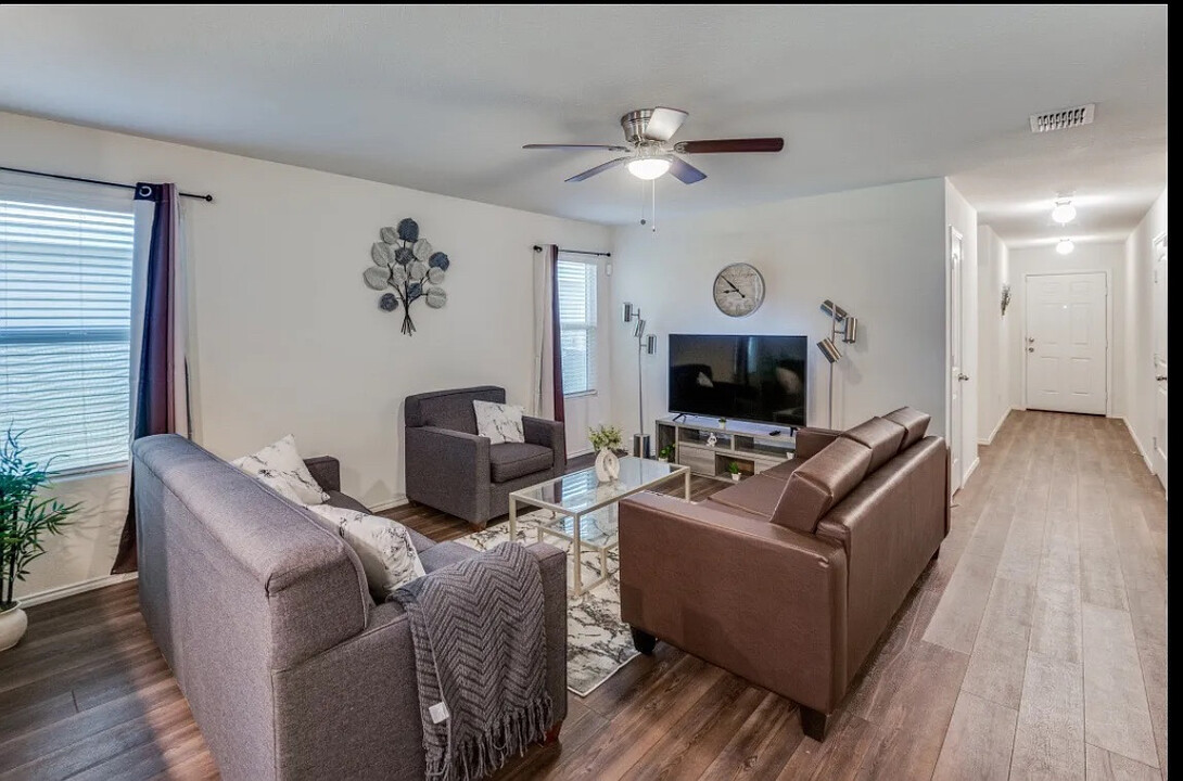 Room in House on Marilyn Pl in Dallas, TX - Building Photo