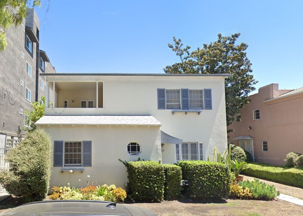120 S Sweetzer Ave in Los Angeles, CA - Building Photo