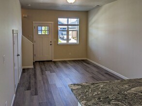 1871 SE Mulberry Ave in Dallas, OR - Building Photo - Building Photo