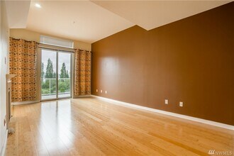 3500 E Lake Sammamish Pky SE, Unit 2-103 in Sammamish, WA - Building Photo - Building Photo
