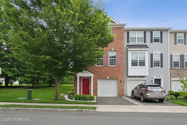 102 Warbler Way in Freehold, NJ - Foto de edificio - Building Photo
