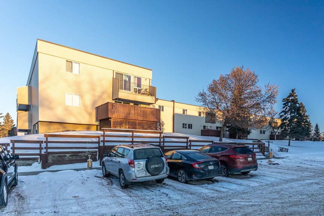 574 Millbourne Road East NW in Edmonton, AB - Building Photo