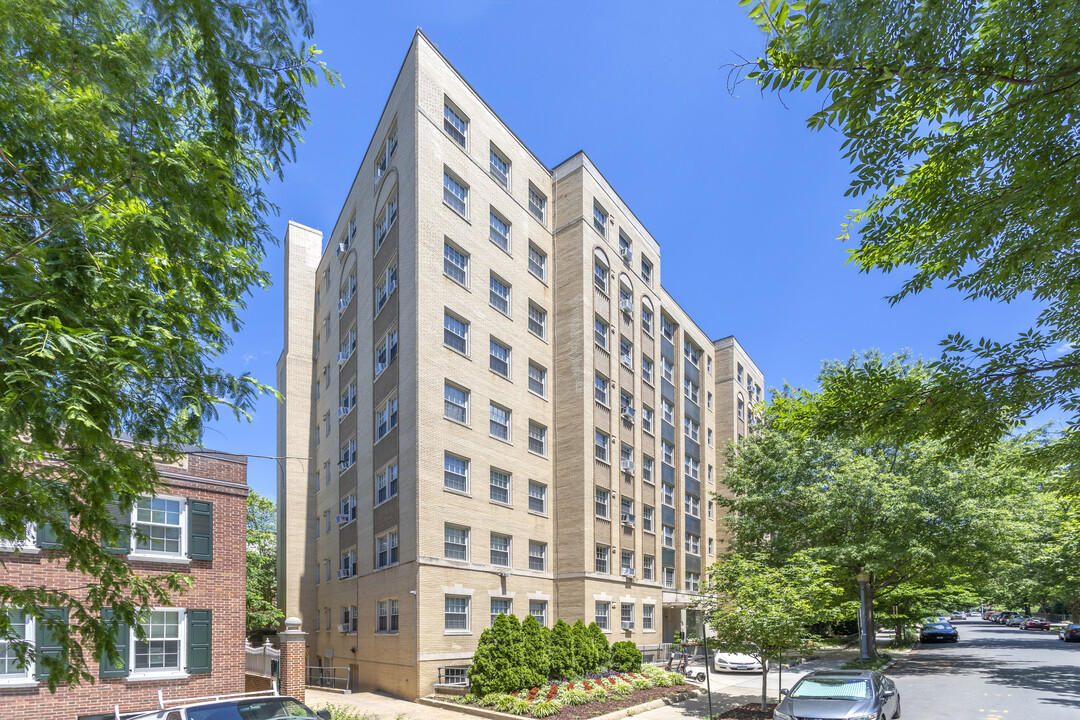 William Penn Apartments. Apt 103 in Washington, DC - Building Photo