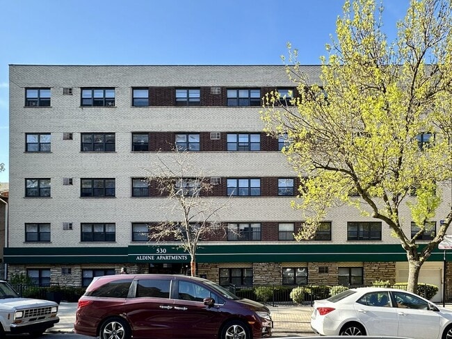 property at 533 W Aldine Ave