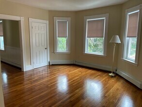 5 Brown Ave, Unit 2 in Boston, MA - Building Photo - Building Photo