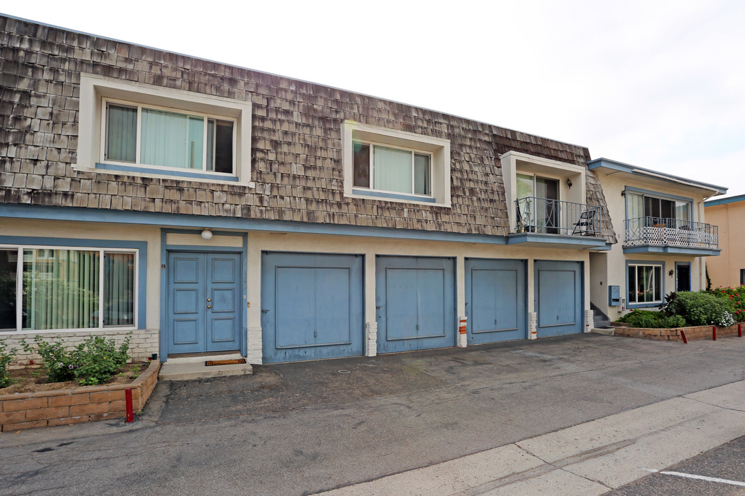 21682 Brookhurst St in Huntington Beach, CA - Building Photo