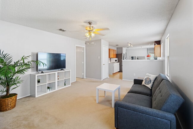 6717 Waterhill Ln in Fort Worth, TX - Foto de edificio - Building Photo