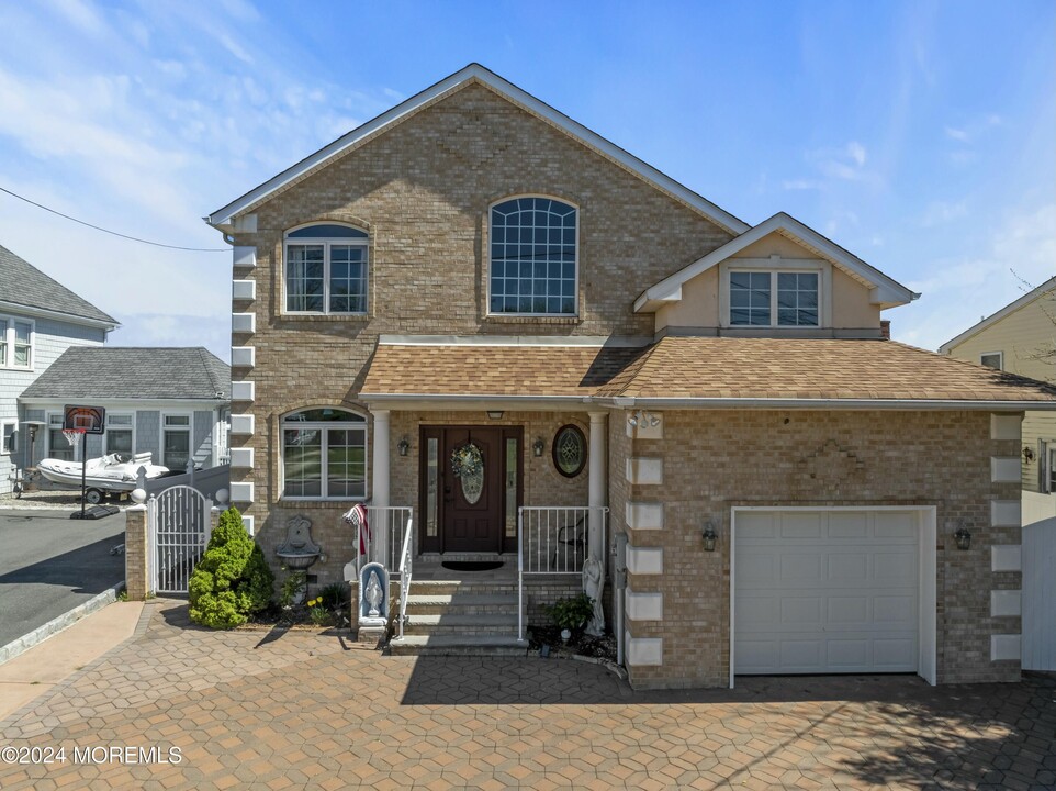 329 Front St in Union Beach, NJ - Building Photo