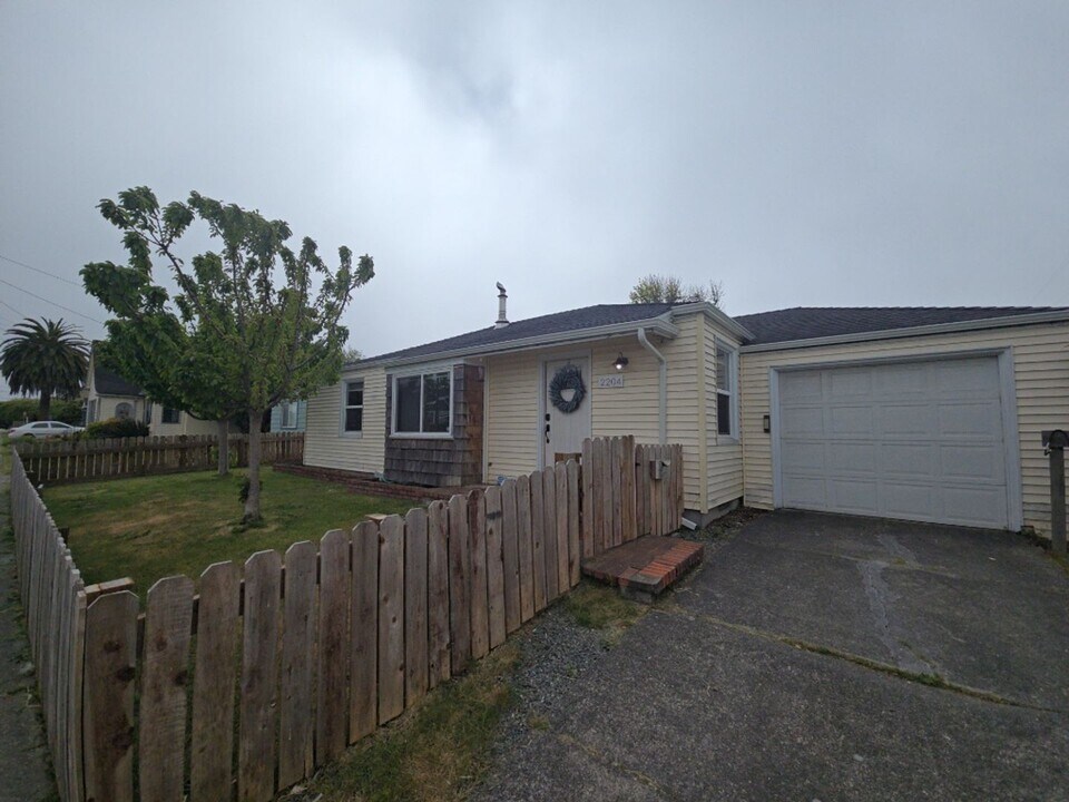 2204 F St in Eureka, CA - Building Photo