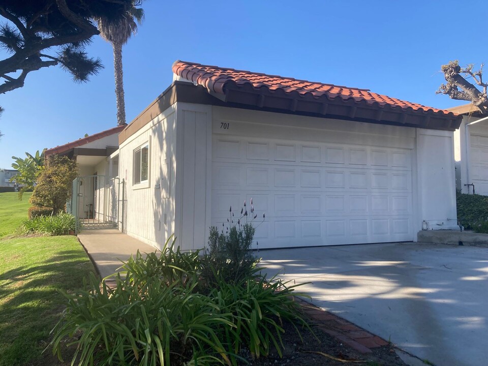 701 Calle Los Olivos in San Clemente, CA - Building Photo