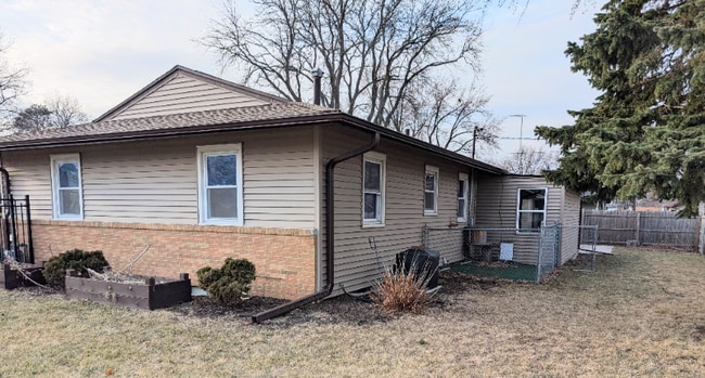 1993 Meadow Dr in Beloit, WI - Foto de edificio - Building Photo