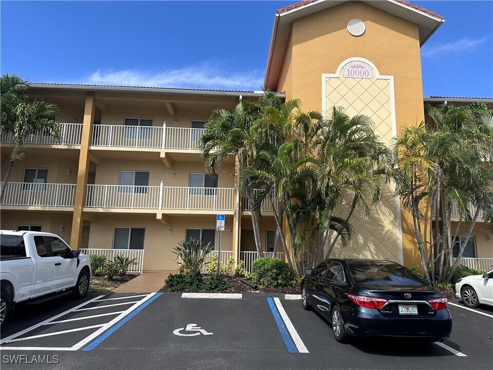 10000 Maddox Ln in Bonita Springs, FL - Building Photo