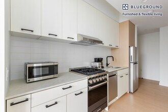 11 Wharf Way, Unit SI FL9-ID2229 in Brooklyn, NY - Foto de edificio - Building Photo