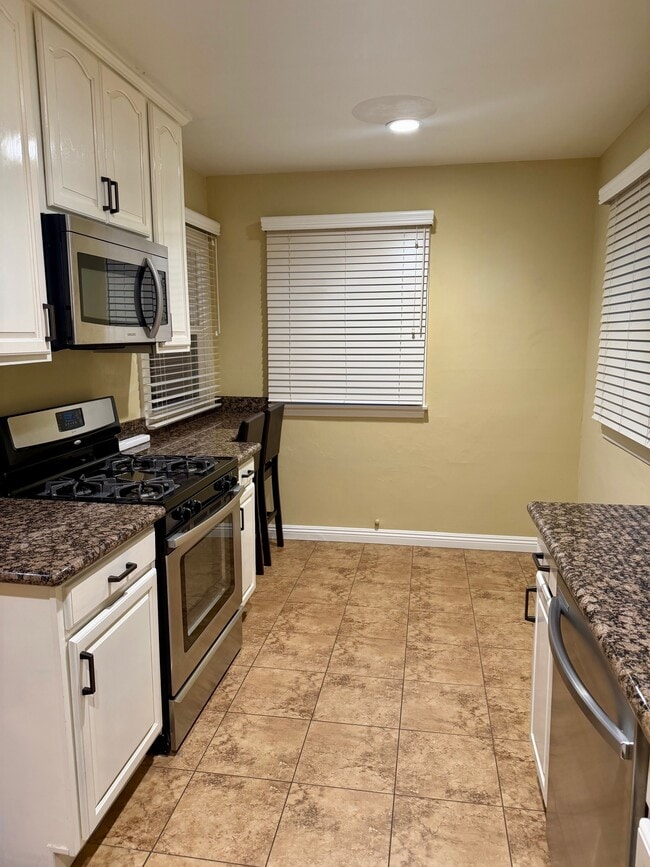 1228 S Highland Ave in Los Angeles, CA - Building Photo - Building Photo