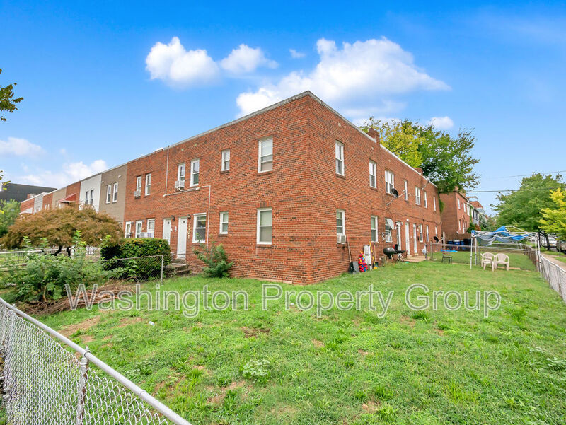 1701 Montello Ave NE in Washington, DC - Foto de edificio