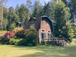 90 Whittier Ln in Mckinleyville, CA - Foto de edificio - Building Photo