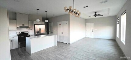 15 Selena St in Mission, TX - Foto de edificio - Building Photo