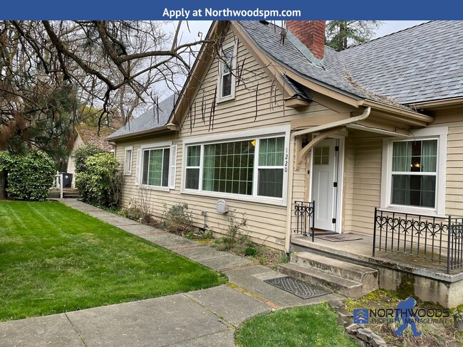 1220 E Main St in Medford, OR - Building Photo - Building Photo