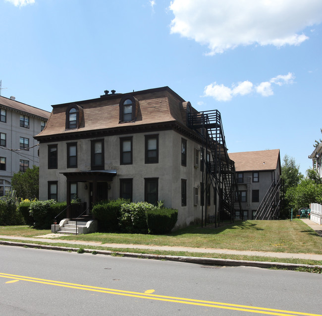 64 High St in Greenfield, MA - Foto de edificio - Building Photo