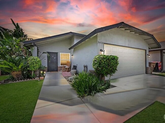property at 3923 Park View Dr