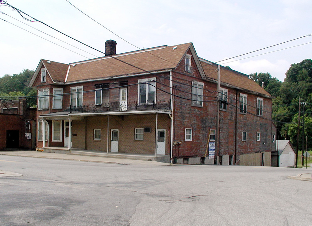 134 Race St in Manor, PA - Building Photo