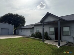 256 Co Rd 481 in Gonzales, TX - Building Photo - Building Photo