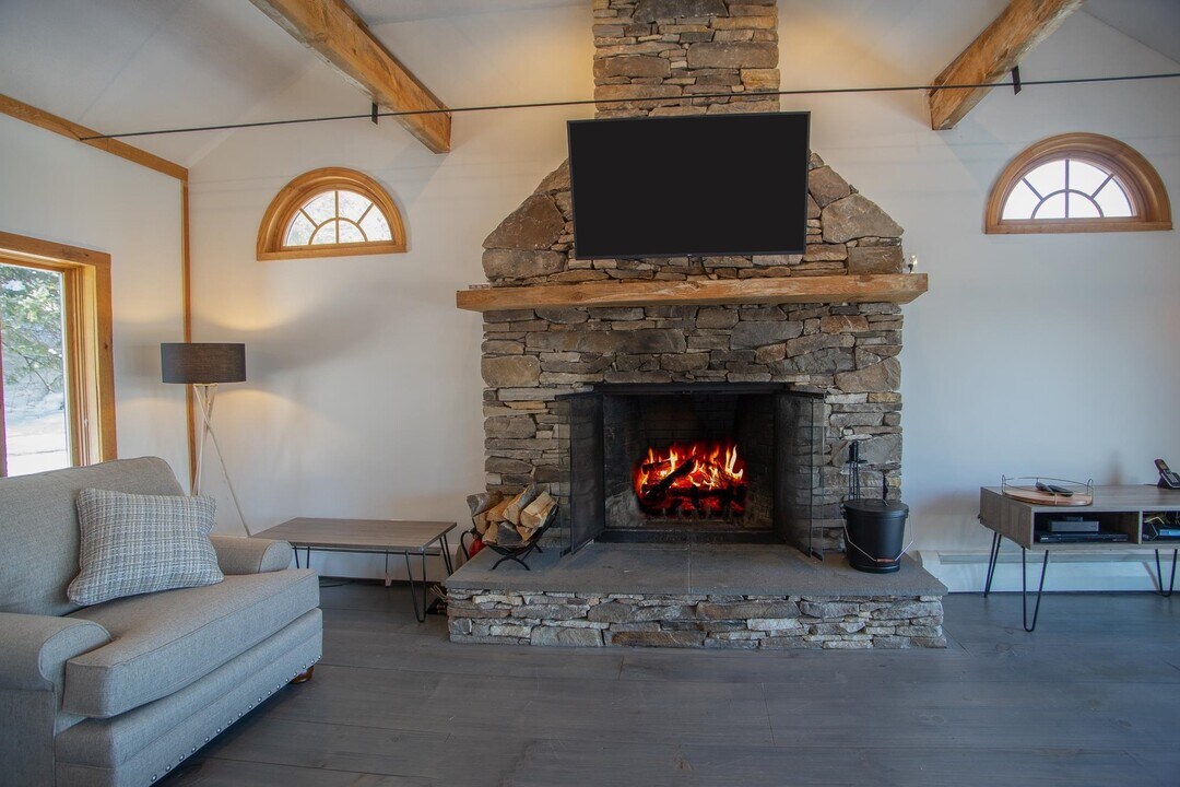 45 Benson Fuller Dr in Winhall, VT - Building Photo