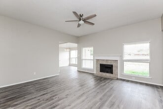 930 Morgan Dr in Burleson, TX - Foto de edificio - Building Photo