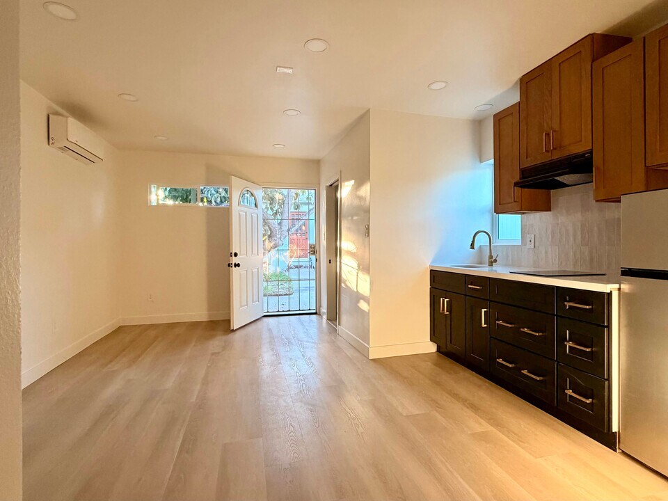 714 S Philadelphia St in Anaheim, CA - Building Photo