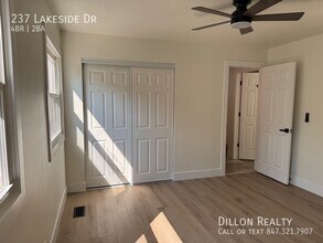237 Lakeside Dr in Vernon Hills, IL - Building Photo - Building Photo