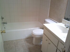 2903 NE Lakeview Cir in Lawton, OK - Building Photo - Building Photo