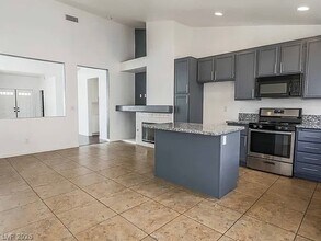 6024 Shadow Oak Dr in North Las Vegas, NV - Building Photo - Building Photo