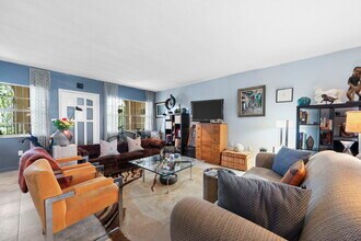 1955 Sans Souci Blvd in North Miami, FL - Foto de edificio - Building Photo