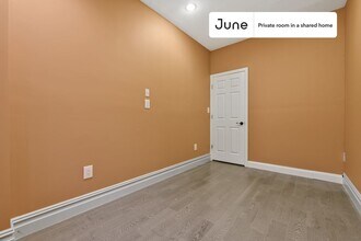 Private bedroom in 3 bed/2 bath Home in New York, NY - Building Photo - Building Photo