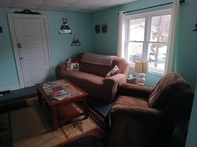 305 Maywood Ave W in Clendenin, WV - Building Photo - Building Photo