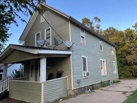 1137 Bluff St in Beloit, WI - Building Photo
