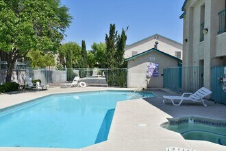 5271 S Lindell Rd in Las Vegas, NV - Building Photo - Building Photo